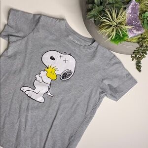 Uniqlo Kaws x Peanuts Collab grey shirt sleeve graphic T-shirt size 8 kids tee